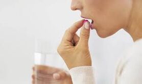 Gadis itu minum pil